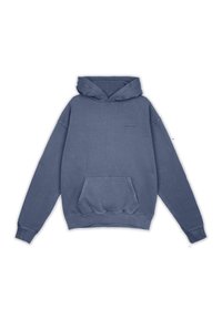 Sudadera con capucha en azul marino lavado, con un bolsillo tipo canguro, puños y bajo acanalados, y un logo sutil impreso en la parte delantera.