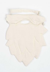 Doorstikte witte stoffen mondkapje met golvende bovenranden en hoekige, geschulpte onderkant. Voorzien van decoratieve stiksels langs de naden.