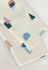 Baumwollstoff mit einem cremefarbenen Hintergrund und geometrischen Formen in Rosa, Grün und Blau. Enthält genähte Kanten und eine glatte Textur.