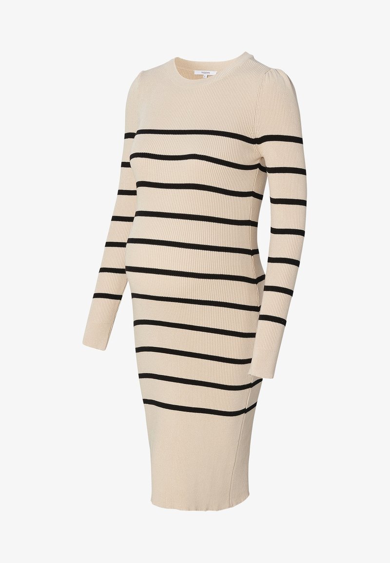 Robe de maternité beige en maille côtelée avec manches longues et rayures horizontales noires sur le corps et les bras.