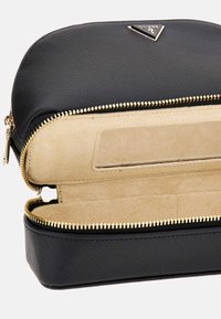 Guess IN SAFFIAN-OPTIK MIT LOGO - Toaletna torbica - schwarz