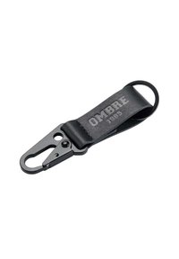 Sort læder nøglekæde med en metalclip, prydet med prægede "OMBRE" og "1985" tekster, glat tekstur og løkke tilhæftning til nøgler.