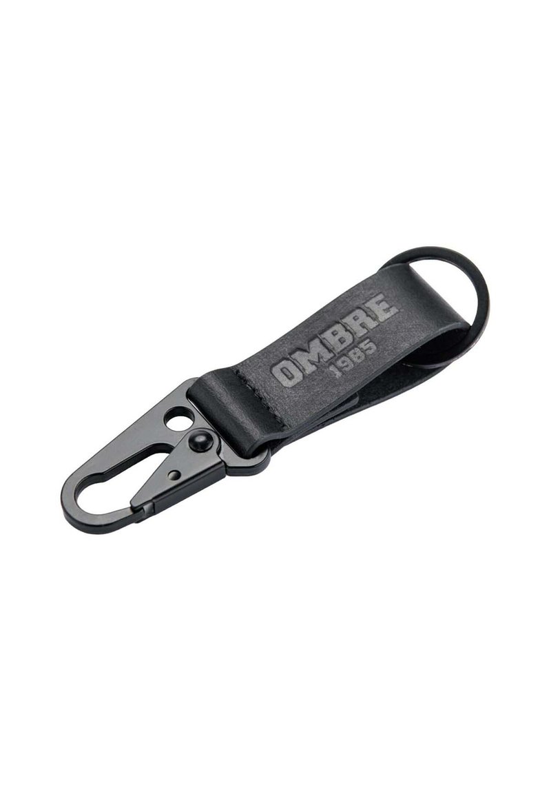 Sort læder nøglekæde med en metalclip, prydet med prægede "OMBRE" og "1985" tekster, glat tekstur og løkke tilhæftning til nøgler.