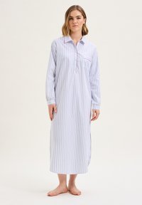 Camicia da notte lunga con bottoni, di colore azzurro chiaro con sottili strisce verticali rosse e bianche. Presenta un colletto e una tasca sul petto con un accento.