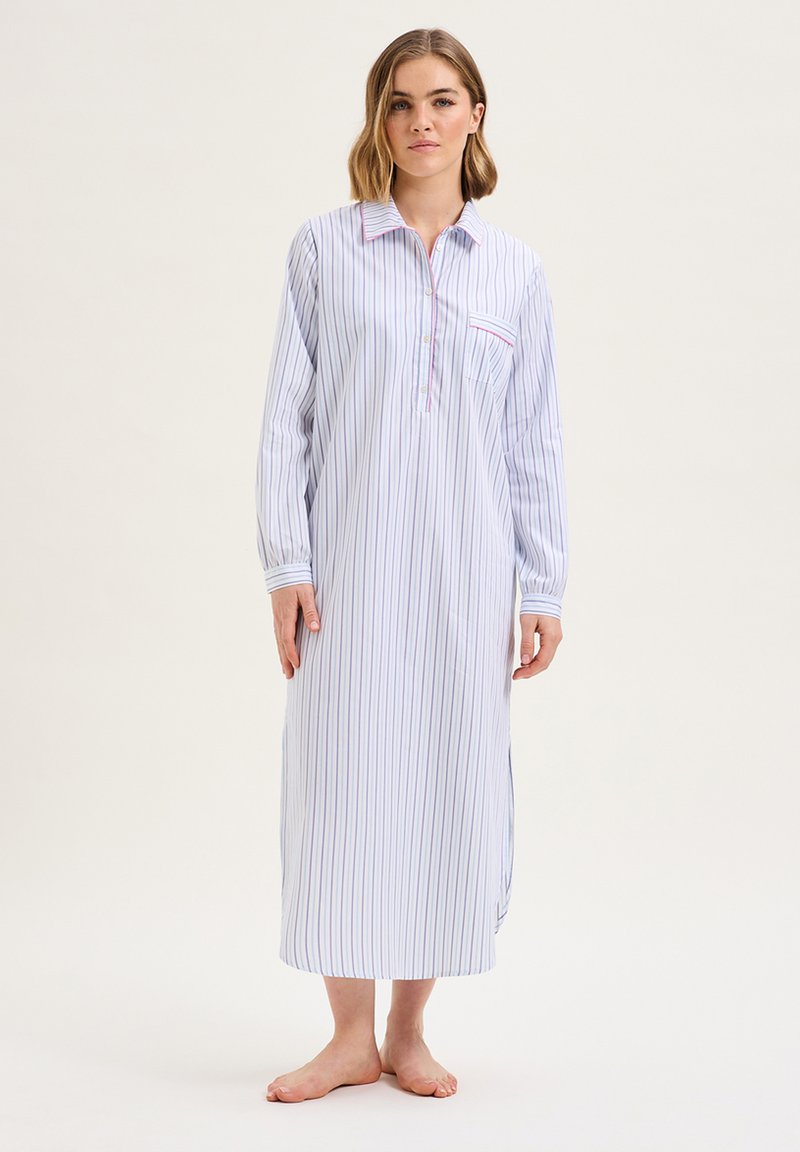 Camicia da notte lunga con bottoni, di colore azzurro chiaro con sottili strisce verticali rosse e bianche. Presenta un colletto e una tasca sul petto con un accento.
