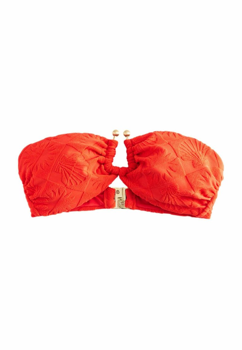 Rode bandeau bikini-top met een gestructureerd schelpatroon, geplooide stof en een goudkleurige sluiting aan de voorkant voor een veilige sluiting.