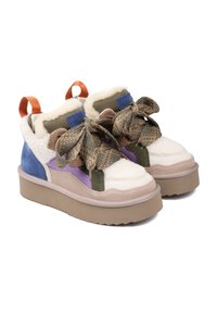 Wielokolorowe sneakersy z mieszanką materiałów, w tym zamszu i sztucznego futra, z grubą podeszwą i przerośniętymi plecionymi sznurówkami.