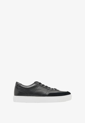 Fekete alacsony szárú bőr sneaker fekete velúr orrkupakkal és fehér gumitalppal, külsejéről nézve.