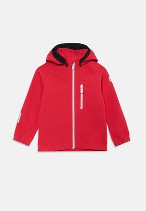 Veste imperméable rouge avec capuche doublée en noir, fermeture éclair sur le devant, poignets élastiques et poche latérale. Texture lisse, design simple.