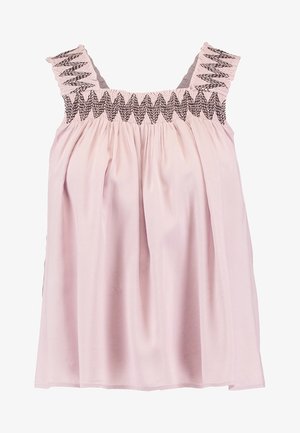 Jasnoróżowy bezrękawnik z marszczonego materiału, z teksturowanym elastycznym wykończeniem na ramionach i szyi dla dodatkowego detalu.