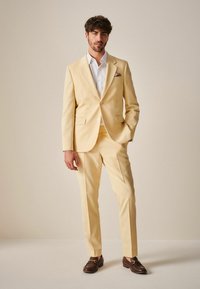 Next SLIM FIT MOTIONFLEX TWO BUTTON - Sako - yellow