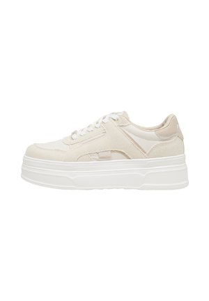 Beige und weiße Freizeitsneaker mit dicker weißer Sohle, Schnürverschluss und aus Mischgewebe und synthetischen Materialien.