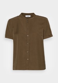 Blusa marrone a maniche corte con colletto alto, chiusura frontale con bottoni e texture liscia. Presenta una leggera lucentezza e un design minimalista.