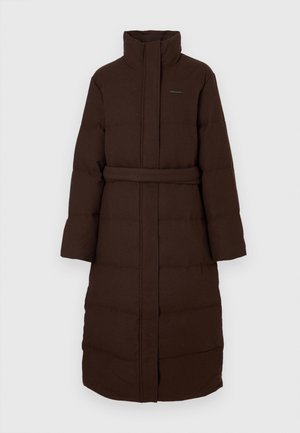 Brun polstret frakke med høj krave og lange ærmer, der har en bælte i taljen og en quiltet tekstur. Simpelt design uden synligt hardware.