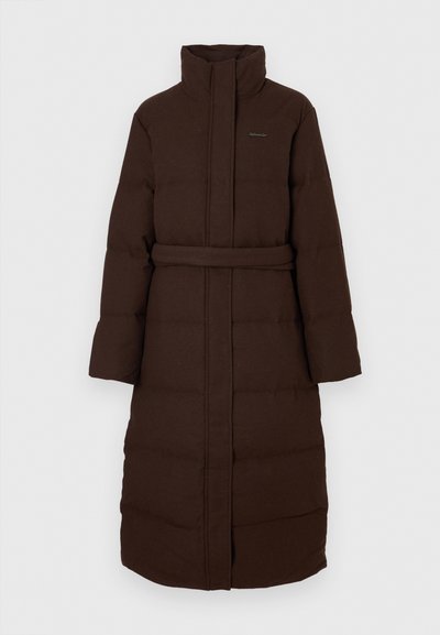 Brun polstret frakke med høj krave og lange ærmer, der har en bælte i taljen og en quiltet tekstur. Simpelt design uden synligt hardware.