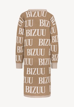 Gebreide cardigan in beige met grote witte "BIZUU" tekst, lange mouwen en geribbelde zoom. Zachte textuur, losse pasvorm, knielange ontwerp.