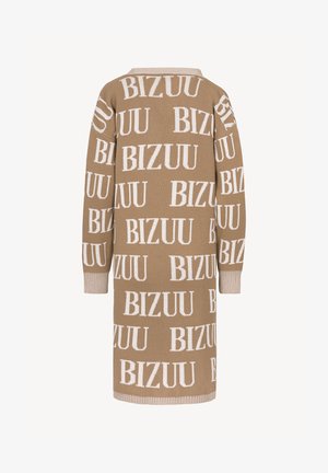 Gebreide cardigan in beige met grote witte "BIZUU" tekst, lange mouwen en geribbelde zoom. Zachte textuur, losse pasvorm, knielange ontwerp.