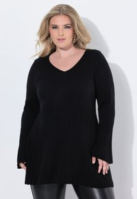 Schwarzer Strickpullover mit V-Ausschnitt, langen gerippten Ärmeln und ausgestelltem Saum. Strukturierter Stoff mit glatter Oberfläche, der locker fällt.