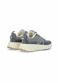 Scarpe sportive grigie con una tomaia in mesh testurizzato, suola decorata e un tacco rialzato distintivo, dotate di un marchio sottile sul retro.