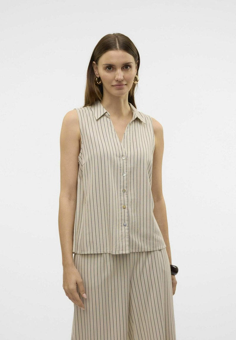 Camisa sin mangas beige con rayas verticales en azul marino y marrón. Presenta un cuello, cierre de botones en la parte delantera y un ajuste holgado, fabricada con un tejido ligero.