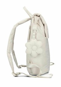 Sac à dos gris clair avec un design matelassé, présentant un accent floral. Bretelles ajustables et fermeture éclair en haut.
