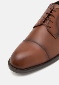 BOSS TAYIL - Alkalmi fűzős cipők - medium brown