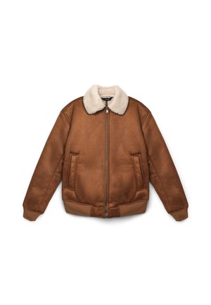 Giacca in finta pelle marrone con colletto in shearling bianco, chiusura con zip, due tasche laterali e polsini e orlo a costine. Texture liscia.