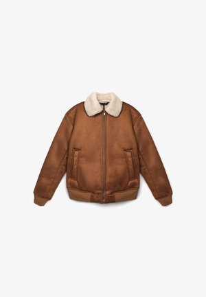 Veste en cuir synthétique marron avec un col en shearling blanc, fermeture zippée, deux poches latérales, et des poignets et un ourlet côtelés. Texture lisse.