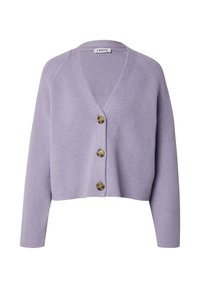 Lila geribde cardigan met een V-hals, voorzien van vier bruine knopen aan de voorkant en lange mouwen. Zachte breistructuur en cropped ontwerp.