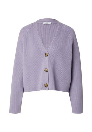 Lila geribde cardigan met een V-hals, voorzien van vier bruine knopen aan de voorkant en lange mouwen. Zachte breistructuur en cropped ontwerp.
