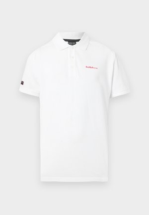 Bela polo majica s kratkimi rokavi in ovratnikom, s tremi gumbi, rdečim logotipom »Red Bull Racing« na prsih in majhno značko na levi rokavi.