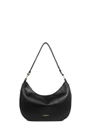 Borsa a spalla in pelle nera con forma curva, caratterizzata da un logo dorato nella parte inferiore e una sola tracolla regolabile. Texture liscia, design minimalista.