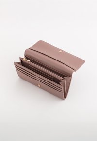 Cartera de cuero en color rosa apagado, con cierre de solapa, múltiples ranuras para tarjetas y un compartimento con cremallera para monedas. Acentos en dorado.