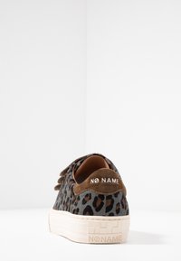 Tenisky s leopardím vzorem v šedých a hnědých odstínech, svršek z jemné kůže, kulatá špička a bílá gumová podrážka. Na patě se nachází logo "NO NAME".