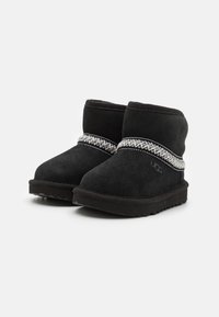 UGG CLASSIC MINI CRESCENT UNISEX - Klasszikus bokacsizmák - black