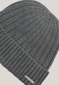 Szara dzianinowa czapka z pionowym prążkowanym wzorem i złożonym mankietem. Zawiera małą metkę z logo po boku. Miękki materiał.