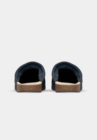 Námornícke slip-on topánky s mäkkou vnútornou podšívkou, zaobleným zadným dielom, béžovou stielkou a štruktúrovanou hnedou podrážkou. Jednoduchý dizajn, bez ozdôb.