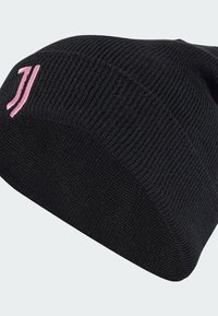 Beanie a coste nera con risvolto e un piccolo logo "J" ricamato in rosa su un lato.