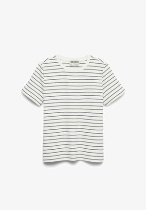 Valge lühikeste varrukatega t-särk, millel on õhukesed tumesinised horisontaalsed triibud ja ümmargune kaelus, asetatud lamedalt valgele taustale.