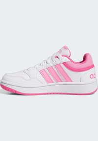 Weißer Sportschuh mit pinkfarbenen Akzenten, aus glattem synthetischem Material, mit Schnürung, drei pinken Streifen und einer strukturierten Sohle.