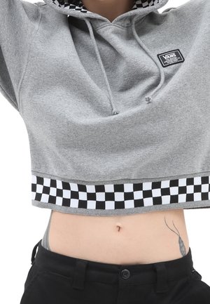 Grijze cropped hoodie met een geruit zwart-wit zoom- en capuchonvoering, voorzien van een voorzak en een logopatch. Gladde textuur.
