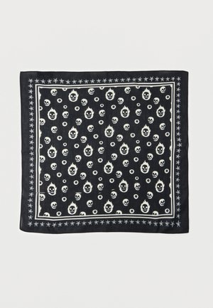 Czarny prostokątny szalik w biały wzór z płonącymi czaszkami, mniejszymi czaszkami, kółkami oraz gwiazdkowym obramowaniem.