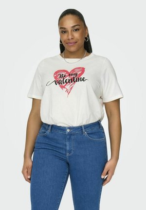Weißes Baumwoll-T-Shirt mit kurzen Ärmeln, das ein rotes Herzdesign und einen schwarzen Schriftzug mit der Aufschrift "Sei mein Valentinstag" zeigt, kombiniert mit blauen Jeans.