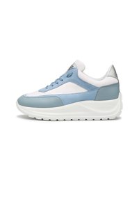 Blaue und weiße Sneaker aus Leder und Wildleder, mit abgerundetem Zehenbereich, gepolsterter Sohle und silbernen Akzenten an der Ferse.