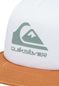 Weiße Kappe mit einem flachen orangen Schirm, der ein grünes Quiksilver-Logo und ein Bergdesign zeigt. Der Stoff hat eine glatte Textur.