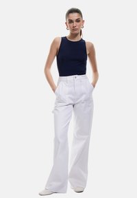 Koton WIDE - Vaqueros a campana - white