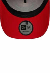 Rote Baseballmütze mit schwarzem Schirm, verstellbarem Riemen und einem runden schwarzen Etikett mit dem "New Era"-Logo. Texturiertes Stoffinnere.