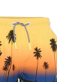 Kąpielówki w żółtym kolorze z gradientem, ozdobione czarnym wzorem palm, z elastycznym pasem ze sznurkiem w czarnym i żółtym kolorze oraz gładką teksturą.