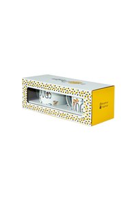 Zwei weiße Tassen mit bunten Hundebildern, die durch ein Geschenkboxfenster mit weißen und gelben Punkten sichtbar sind.