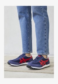 Vybráno, midnight/classic red